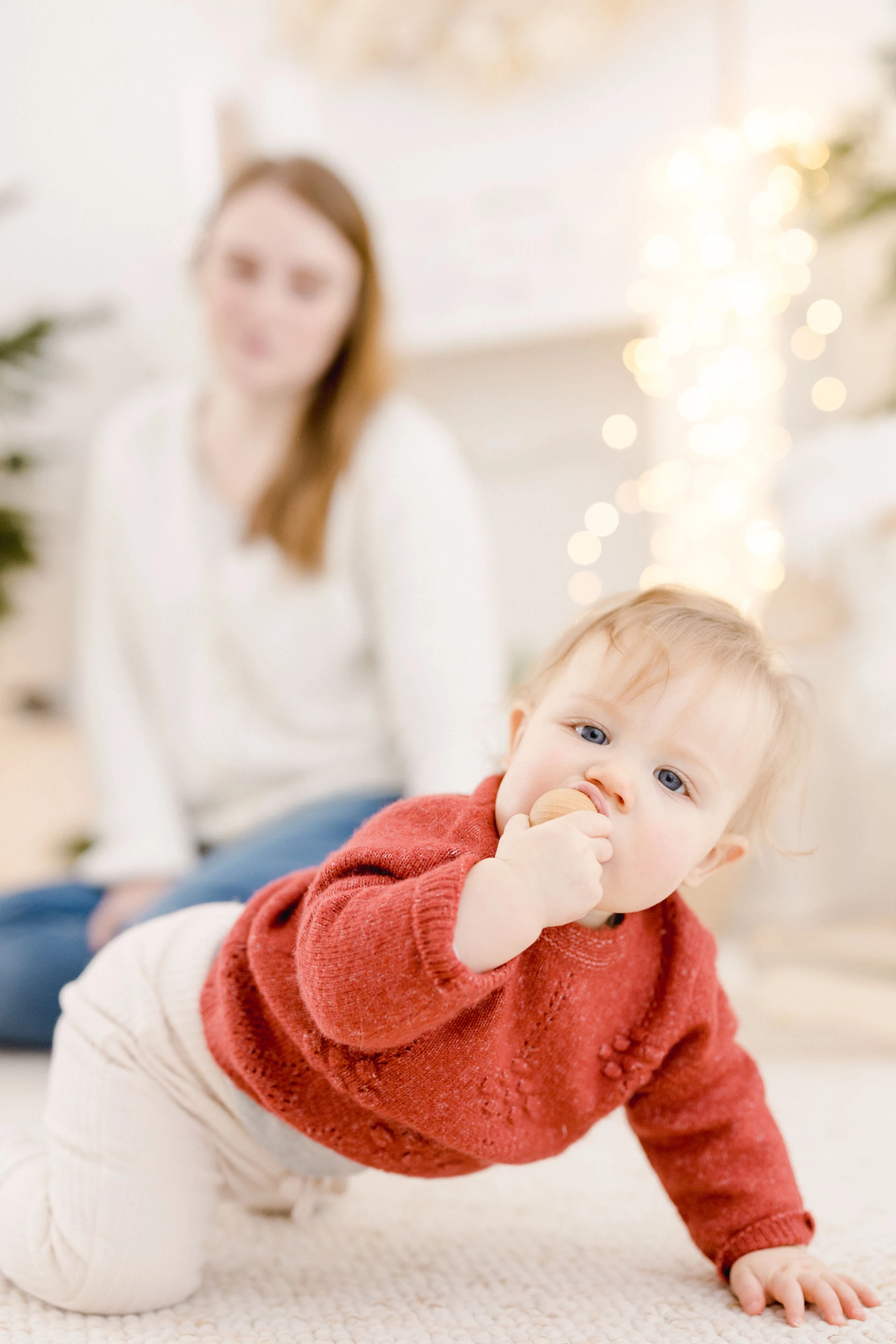 bonheur main enfant sourire marron